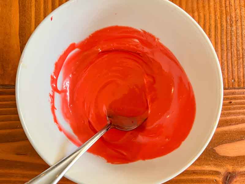 Mix the food coloring and icing until evenly mixed