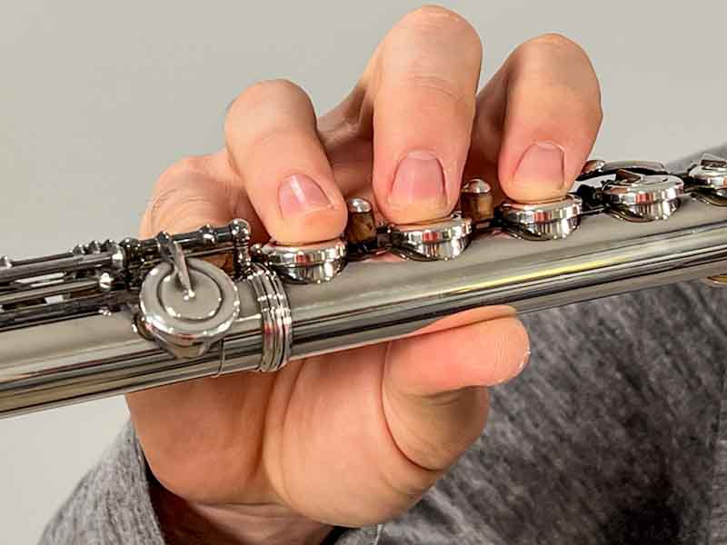 Correct hand position on the flute - curved fingers